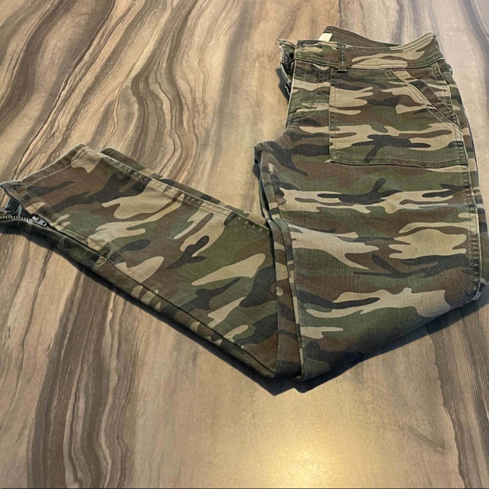 Forever 21 Green Camouflage Pants